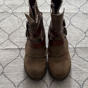 Elegant Tan Ankle Boots with Buckle Detail